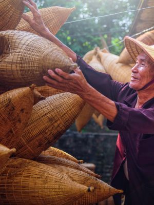 fishermen-are-doing-basketry-in-Thu-Sy-Village-Vietnam