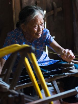 weaving-silk-in-Namdinh-Vietnam